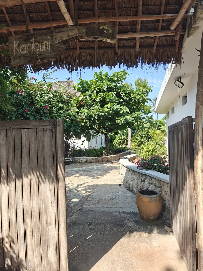 The entrance at Cheche Vule with its carved Karibu sign.