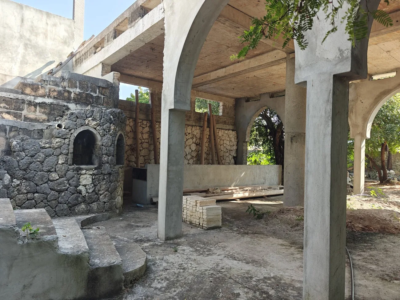 Coral stone arches under construction at Cheche Vule.